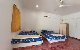 Oyo 90302 Dimuara Chalet Tok Bali